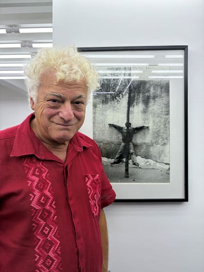 Marcelo Brodsky con un autorretrato tomado en la Plaza de San Felipe Neri mientras vivía en España