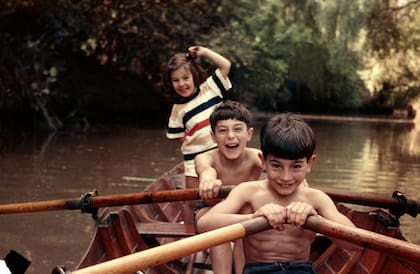 Marcelo Brodsky, en el centro, con sus hermanos: Andrea y Fernando