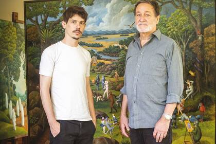 Marcelo Canevari (hijo) y Canevari (padre) con su primera obra en conjunto, "Las ofrendas", que ganó el segundo premio del Salón Nacional de Artes Visuales en 2019