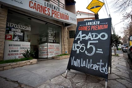 Marcelo Capobianco, carnicero, puso el cartel del precio en dólares en su negocio de Vicente López