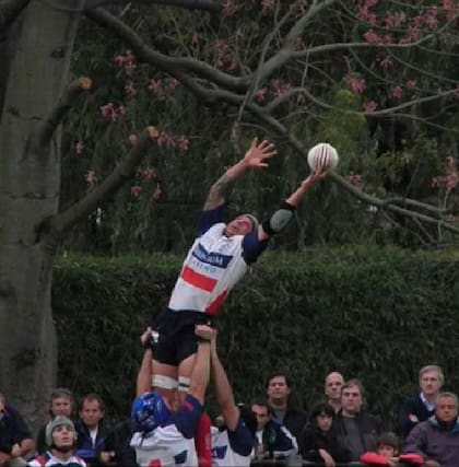 Marcelo Corazza, en lo alto, con la camiseta de Tigre Rugby Club.