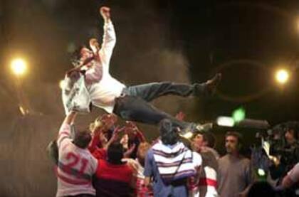 Marcelo Corazza en pleno festejo, el día que ganó la primera edición de Gran Hermano, en 2001. Entre sus amigos hay chicos con la camiseta de Tigre Rugby Club