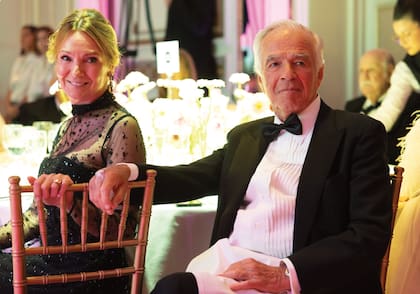 Marcelo Devoto, miembro del consejo de administración de Fundaleu, junto a su mujer, Dolores Cáceres, que lució un vestido de Laurencio Adot