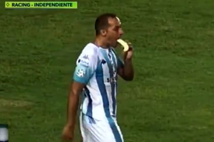 El momento en que Marcelo Díaz se come una banana en el clásico de Avellaneda. Luego de ello, a cuatro minutos del final, anotó el gol del triunfo.