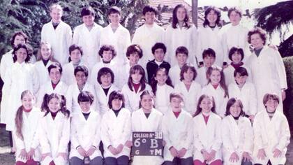Marcelo, en la fila de abajo, es el tercero desde la izquierda. Silvia está en la terecer fila, es la cuarta desde la izquierda