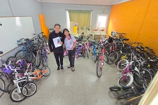 Restauró 130 bicicletas para que los alumnos de una escuela rural no tengan que caminar hasta 8 kilómetros para ir a estudiar