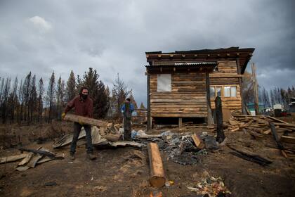 Marcelo es mecánico, perdió todo durante el incendio forestal. Gracias la a la ayuda de vecinos y amigos pudo construir una casa antes de la llegada del invierno