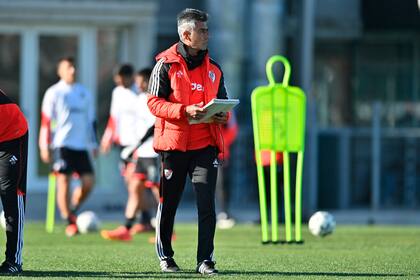 Marcelo Escudero dirigió las prácticas en la semana y diseñará a River este domingo ante Unión en Santa Fe, por ese solo partido; este lunes asumirá Marcelo Gallardo.