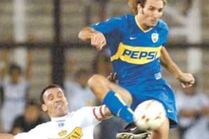 Marcelo Espina, en un Colo Colo vs. Boca, luchando con Rolando Schiavi