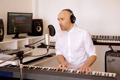 MARCELO EZQUIAGA (43). @marceloezquiaga Barrio: Almagro. ¿Qué te inspiró la cuarentena? “Con la calma vino la inspiración, ideas nuevas, planes dentro de esta nueva realidad”.