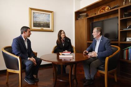 Marcelo Federici, vicepresidente de Coninagro; la vicepresidenta Victoria Villarruel, y Elbio Laucirica, presidente de la entidad anfitriona