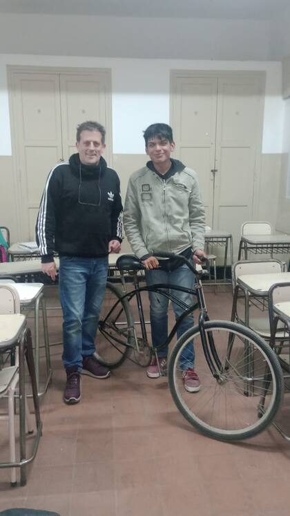 Marcelo Filippo consiguió que le donaran una bicicleta a su alumno, Matías Manno