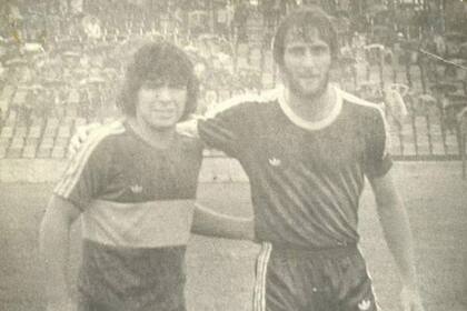 Marcelo Firpo junto a Diego Maradona