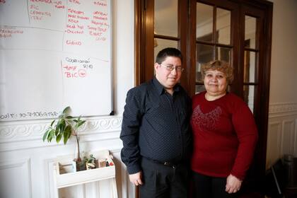 Marcelo Flores junto a su madre, Estela. Él tiene una discapacidad intelectual, pero a pesar de ello pudo estudiar en el ámbito universitario y recibirse de educador ambiental