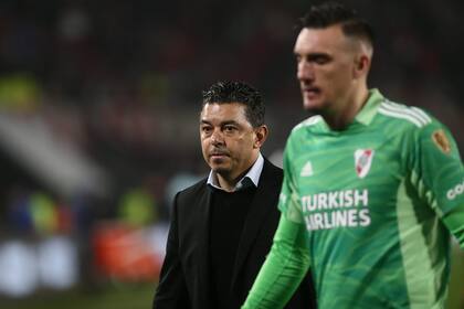 Marcelo Gallardo con Franco Armani; el DT había pedido refuerzos