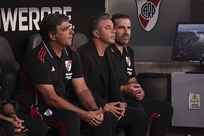 Marcelo Gallardo con su ayudante Matías Biscay antes del partido con Banfield