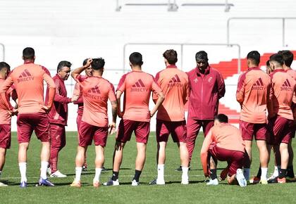 Marcelo Gallardo dando indicaciones en un entrenamiento, en la previa del partido ante Colo Colo, por la Copa Libertadores