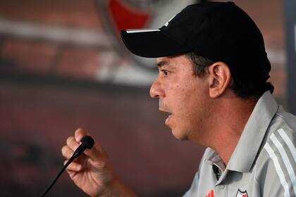 Marcelo Gallardo, con gesto adusto, durante la conferencia de prensa previa al partido de vuelta con Nacional en Montevideo, por los cuartos de final de la Copa Libertadores.