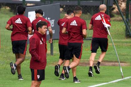 Marcelo Gallardo en el entrenamiento de River; el DT necesita que el equipo recupere el juego perdido.