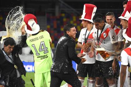 Marcelo Gallardo festeja con los jugadores de River tras vencer a Racing en Santiago del Estero y ganar la Supercopa Argentina 2019.