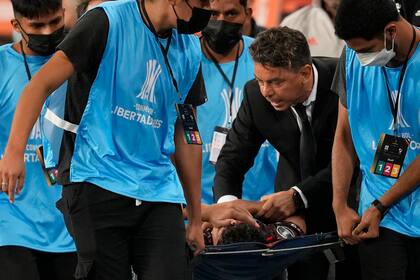 Marcelo Gallardo junto a Robert Rojas, tras el golpe que recibió de Aldair Rodríguez
