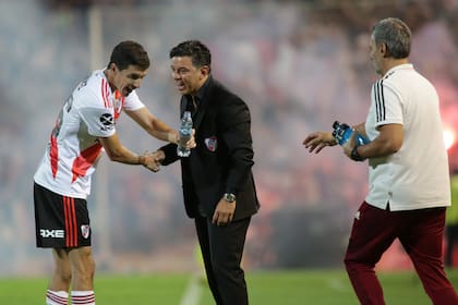 Marcelo Gallardo le da indicaciones a Nacho Fernández en medio de la final de la Copa Argentina ante Central Córdoba