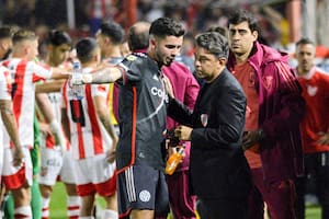 Marcelo Gallardo le da indicaciones a Santiago Simón durante el partido ante Instituto, en Córdoba