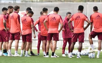 Marcelo Gallardo le habla al plantel, mientras espera por nuevos refuerzos