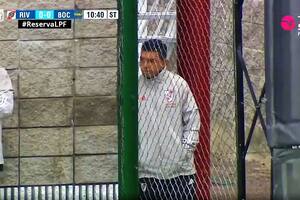 Marcelo Gallardo observa disimuladamente el partido de reserva entre River y Boca