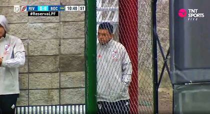 Marcelo Gallardo observa disimuladamente el partido de reserva entre River y Boca