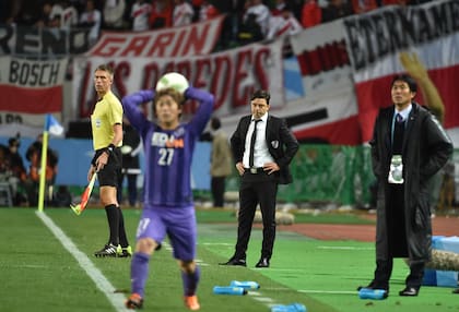 Marcelo Gallardo observa el juego durante el triunfo por 1-0 sobre Sanfrecce Hirosima, en Japón 2015; el entrenador no va a ir a "mirar" a Estados Unidos 2025, sino a ganar.