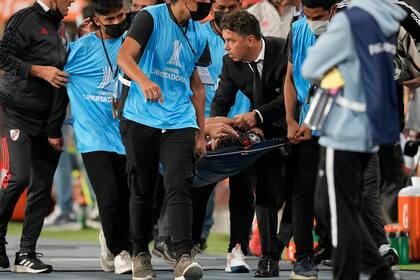 Marcelo Gallardo, que se convirtió en el primer director técnico en dirigir en ocho Copas Libertadores consecutivas al mismo club, consuela a Robert Rojas, que sufrió la fractura de tibia y peroné