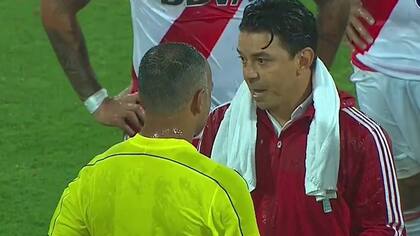 Marcelo Gallardo recrimina al árbitro Sampaio, de Brasil, que decidió comenzar el partido en condiciones que no eran las adecuadas