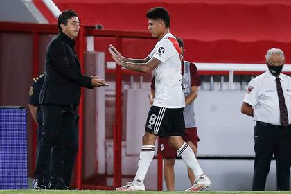 Marcelo Gallardo saluda a Jorge Carrascal durante el partido que disputan River Plate y Arsenal de Sarandí.