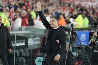Marcelo Gallardo saluda a los hinchas en la antesala del empate de River con Huracán, el 10 de agosto de 2024; su regreso todavía no ofreció los resultados esperados