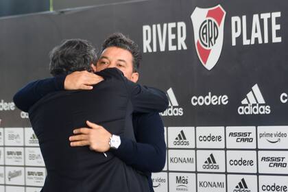 Marcelo Gallardo se abraza con Enzo scoli, tras anunciar su alejamiento del club