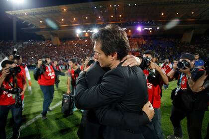 Marcelo Gallardo y el abrazo con el Mellizo en un gesto deportivo después de la derrota de Boca