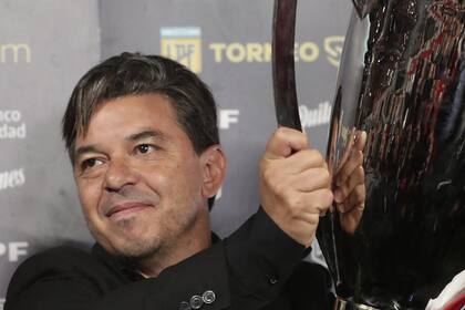 Marcelo Gallardo y el festejo con la Copa del Torneo 2021