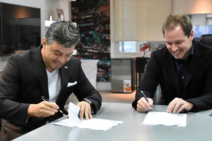 Marcelo Gallardo y el flamante presidente, Jorge Brito, firmando la renovación del contrato del entrenador por un año más