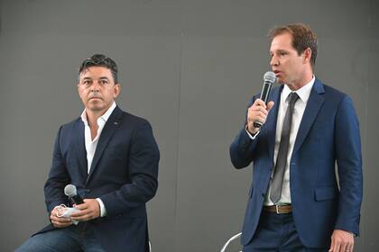 Marcelo Gallardo y el presidente Jorge Brito, en la presentación oficial de los refuerzos de River para la nueva temporada