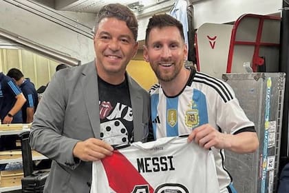 Marcelo Gallardo y Lionel Messi en el vestuario del Monumental, luego del partido de la selección ante Panamá, en marzo