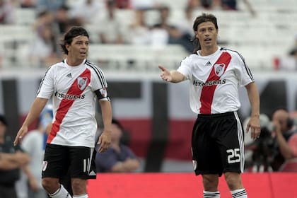 Marcelo Gallardo y Matías Almeyda, en 2010, cuando vestían la camiseta de River (EFE/Cézaro De Luca)
