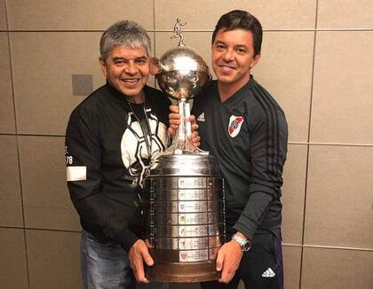 Marcelo Gallardo y su padre, Máximo, con el trofeo de la Copa Libertadores, ganada en la final contra Boca en 2018.