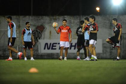 Marcelo Gallardo y sus jugadores, en las canchas de césped sintético de al lado del Monumental