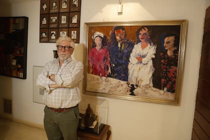 Marcelo Gioffré es coleccionista de arte; detrás de él, se lucen obras de Oscar Bony y Carlos Gorriarena
