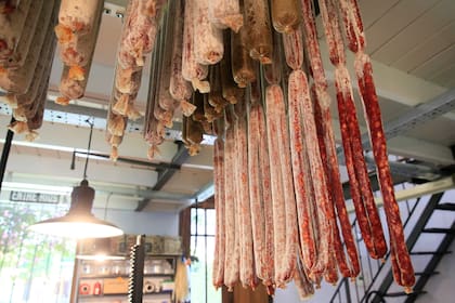 Marcelo hace pastrami, kassler ahumado, butifarra, finocciona, cracovia, fuet, chistorra, peperoni, spianata, guanciale, sopressata y nduja (salame untable picante) y un salame cítrico