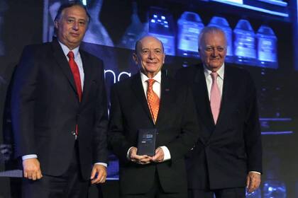 Marcelo Iraola (Banco Galicia), Alfredo Coto y Alberto Gowland Mitre (LA NACION) durante la entrega del premio Aliment.Ar
