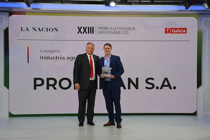 Marcelo Iraola, gerente de Banca Mayorista de Galicia, entregó el premio a Guillermo Cavigliasso, de Prodeman SA, empresa ganadora de la categoría Mejor Industria Agroalimentaria