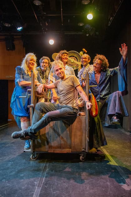 Marcelo Katz y el elenco de Todo bien todo bien