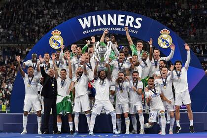 Marcelo levanta la copa junto a sus compañeros del Real Madrid luego de vencer en la final de la UEFA Champions Trophy al Liverpool.